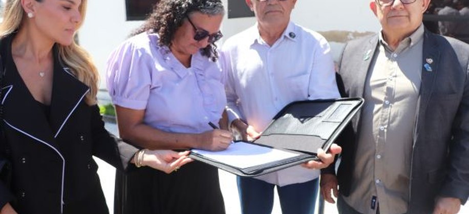 Presidente da associação assina termo de recebimento do veículo que beneficiará mais de 200 famílias (Foto: Ascom/MPT)
