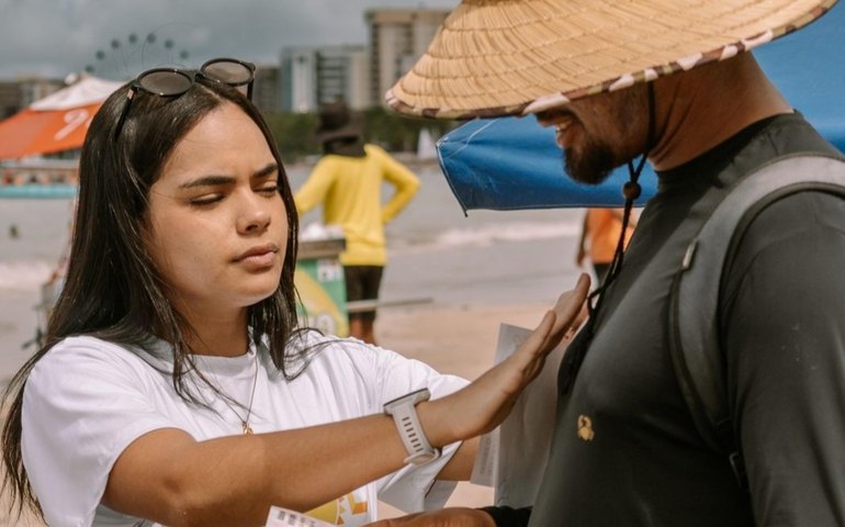 Campanha alerta trabalhadores da Orla Marítima de Maceió sobre os riscos do sol nos lábios