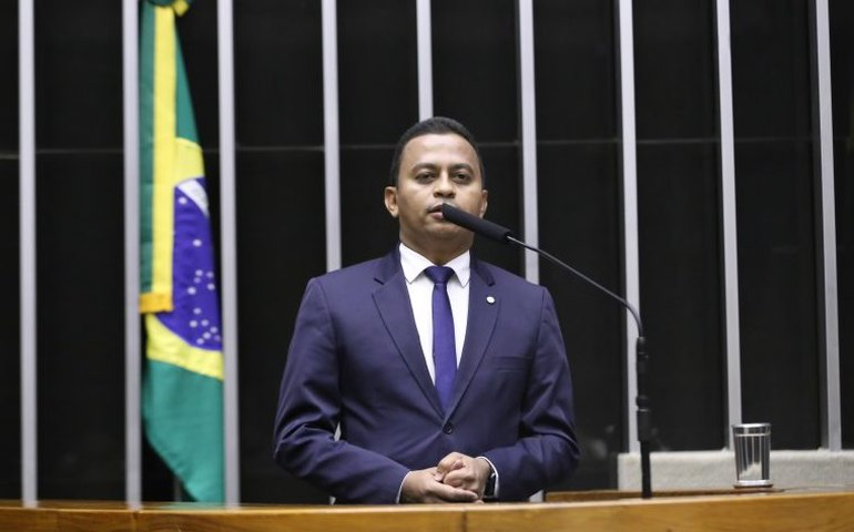 Comissão aprova proposta que permite deduzir aparelho auditivo do Imposto de Renda