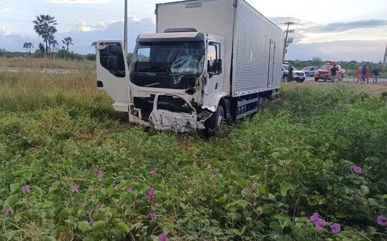 Colisão entre ambulância e caminhão no Ceará resulta em 4 mortes