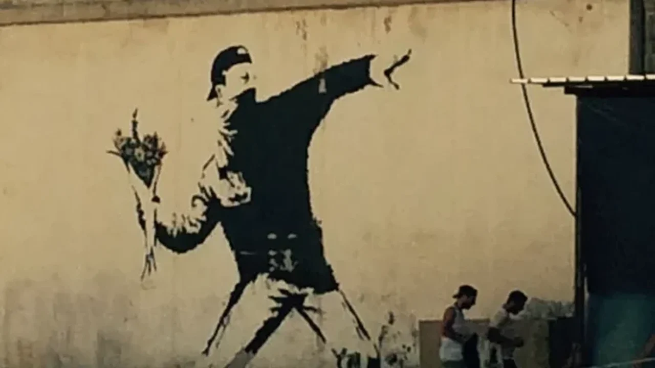 Autodestruição de obra, invasões em museus, falso vendedor de rua: as maiores 'pegadinhas' de Banksy