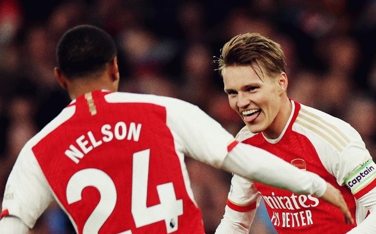 Arsenal bate o Luton e dorme na ponta do Inglês; City goleia e se mantém na cola dos líderes