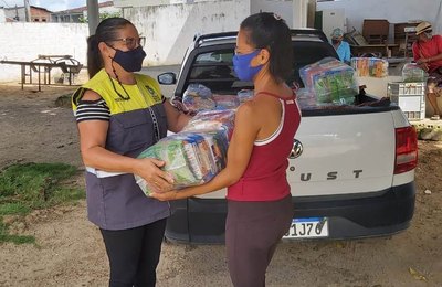 Carroceiro Legal: projeto incentiva descarte correto de resíduos com doações de cestas básicas