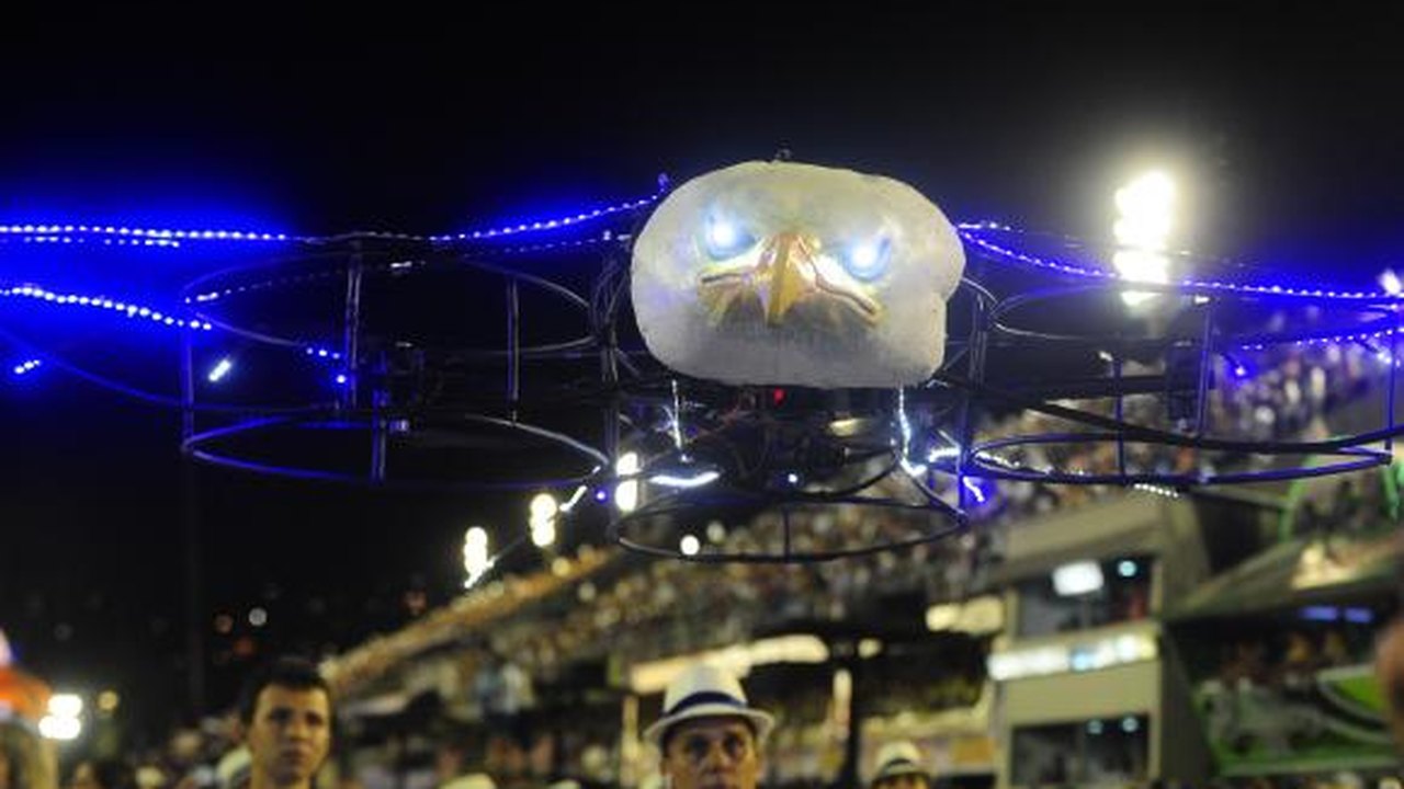 Anac vai investigar uso de drones e pouso de paraquedistas no Sambódromo
