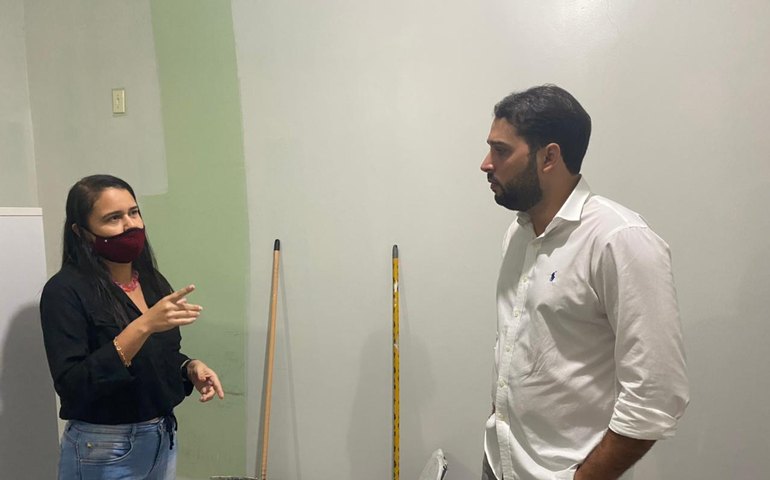 Prefeito e Secretária vistoriam andamento de obras na sede da Educação de Santana do Mundaú