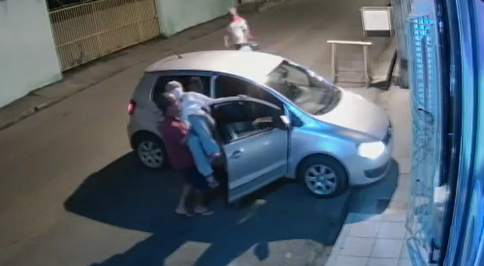Motorista tem carro roubado enquanto desembarcava pai idoso nos braços em Itabaiana