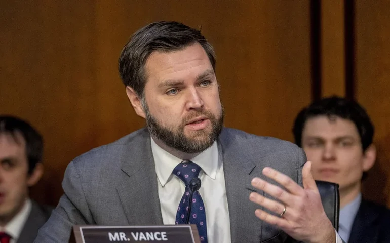 JD Vance critica 'regulamentação excessiva' da IA na cúpula de Paris