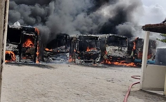 Fogo consome ônibus na garagem de empresa em Arapiraca Fogo consome ônibus na garagem de empresa em Arapiraca
