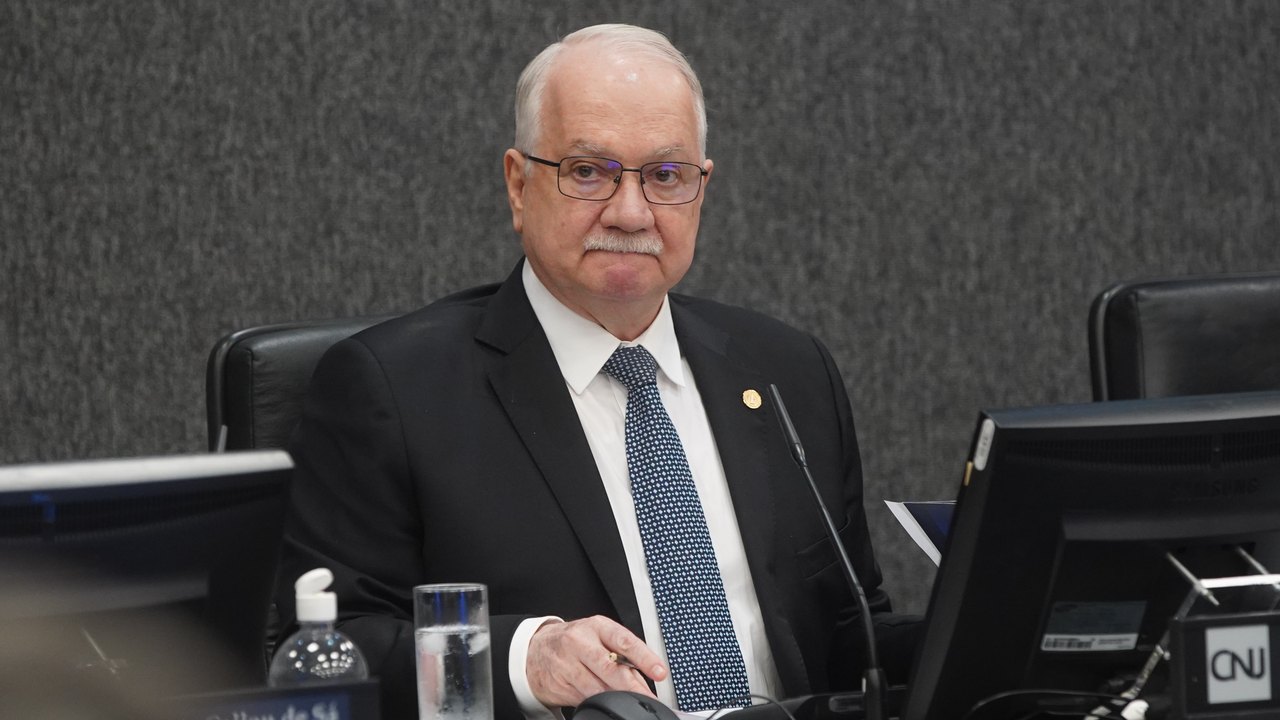 Fachin arquiva mais cinco investigações do Inquérito das Fake News