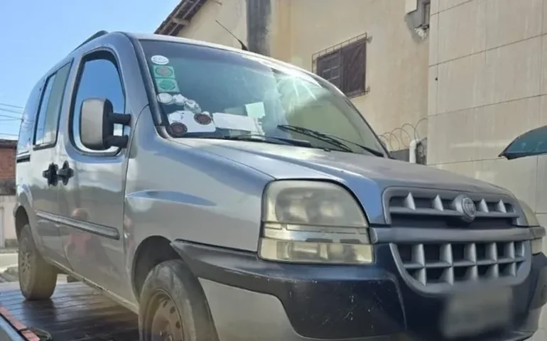 Crianças são encontradas trancadas em veículo irregular usado como transporte escolar em Maceió