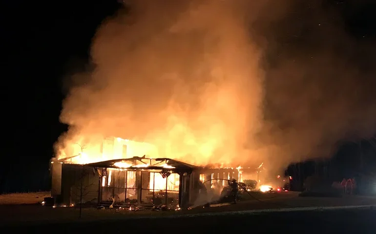 Suposto supremacista branco se declara culpado pelo incêndio em centro do Tennessee que formava ícones dos direitos civis