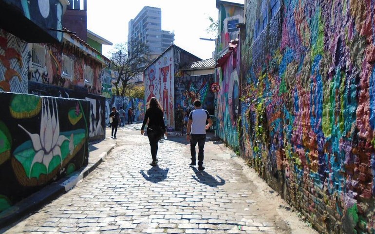Turistas francesas são agredidas em assalto no Beco do Batman