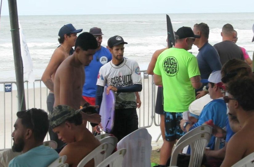 Campeonato Alagoano de Bodyboard reúne atletas e admiradores na Praia do Pontal da Barra