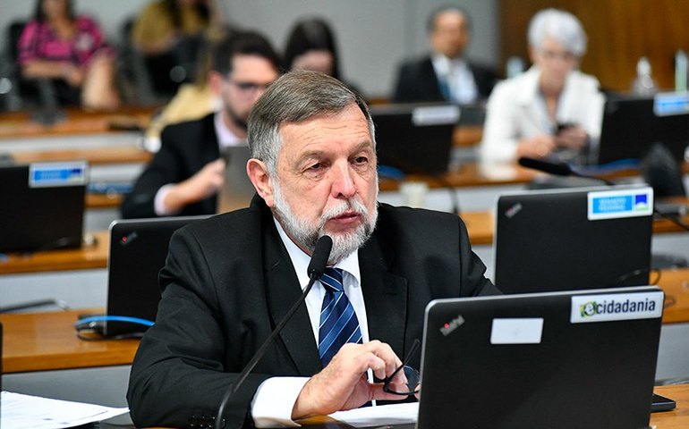 Violar privacidade de quem entrega filho à adoção pode gerar multa de R$ 20 mil