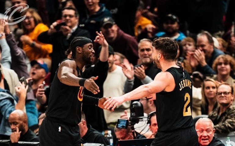 Cleveland Cavaliers derrota Warriors, chega a 10 vitórias e bate recorde de 64 anos na NBA