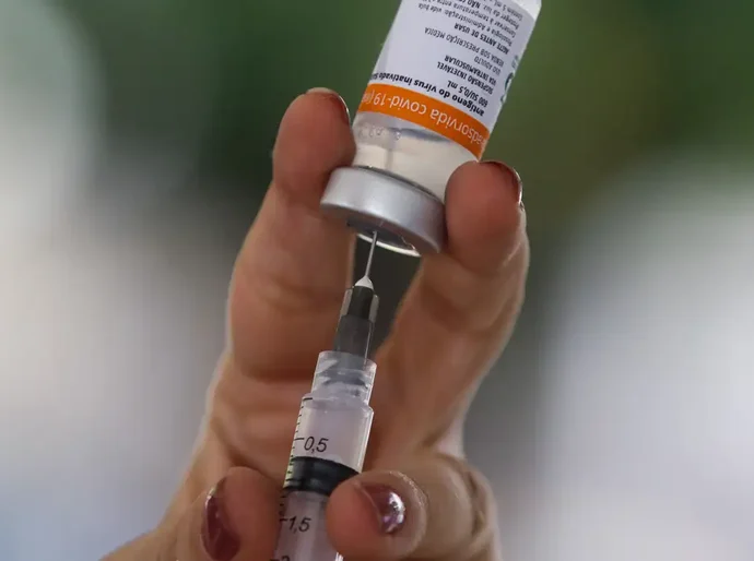 Há 5 anos, Brasil aplicava primeiras doses de vacina contra a covid-19