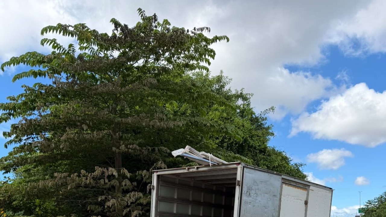 Alurb apreende caminhão por descarte irregular na Santa Lúcia