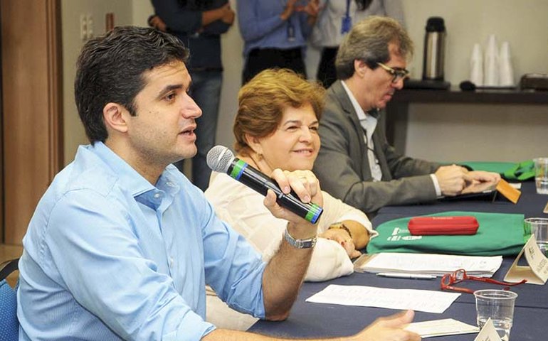 Maceió: Prefeito Rui Palmeira assina contrato para manutenção de escolas