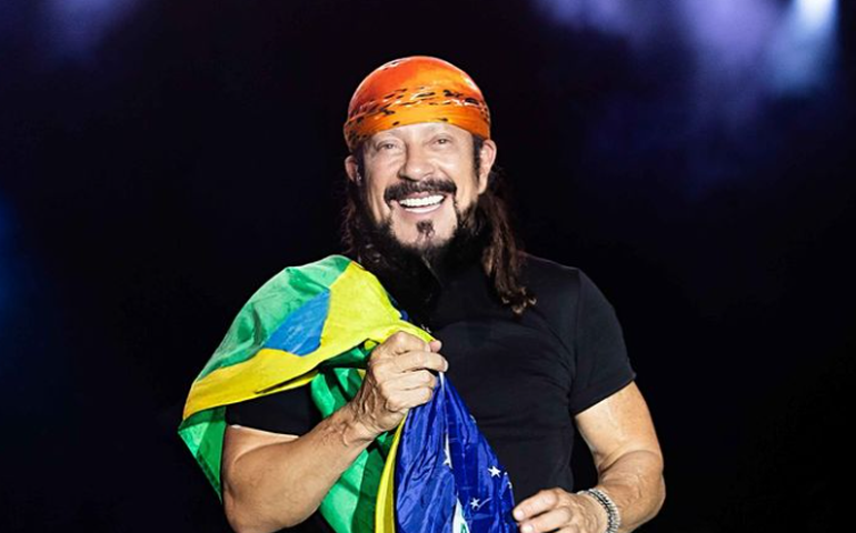 Bell Marques faz 72 anos e ganha 'festa' surpresa em avião, em voo de Miami para o Brasil