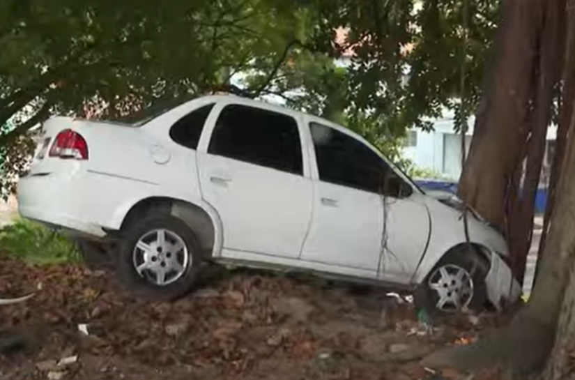 Carro colide contra árvore e quase despenca de ribanceira, no Farol