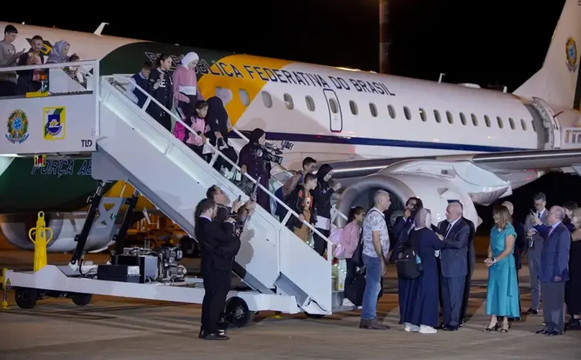 Avião com 30 repatriados de Gaza chega a Brasília