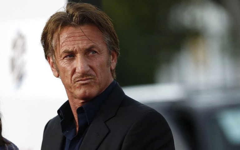 Para sair da Ucrânia, Sean Penn diz ter abandonado carro e caminhado ‘por milhas’