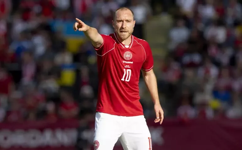 Eriksen tranquiliza torcedores após passar mal em amistoso da Dinamarca
