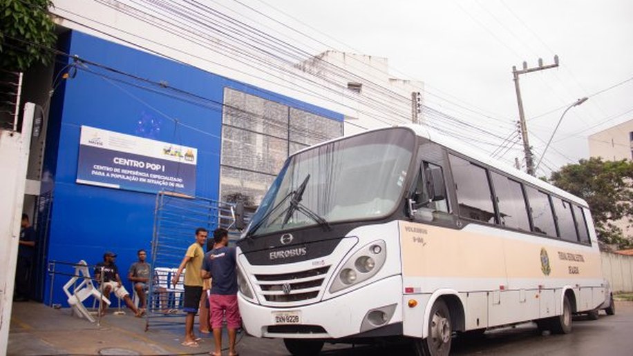 Ônibus do TRE-AL atende pessoas em situação de rua em Maceió
