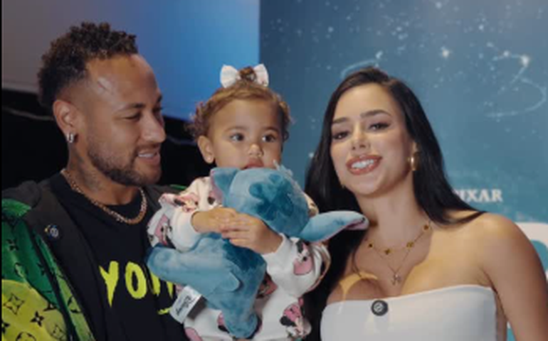 Neymar se diverte com família e amigos no Santos e surpreende ao dizer que seu auge foi no PSG