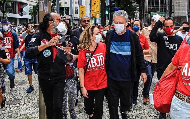 Chico Buarque, que completa 77 anos hoje, protesta contra Bolsonaro no Rio