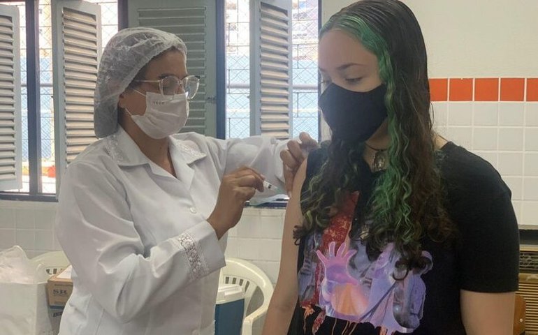 Saúde segue com vacinação em escolas e associações de moradores da capital