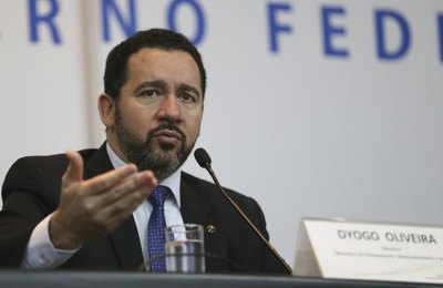 Ministro diz que são falsas notícias de que salário mínimo será reduzido