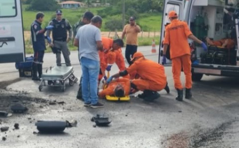 Caminhão de lixo de Palmeira dos Índios tomba em Igaci e deixa dois feridos