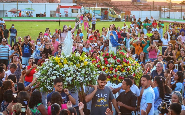 Cenáculo Mariano reuniu centenas de fiéis no Estádio Juca Sampaio