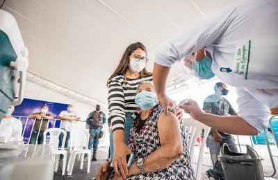 Confira horários e pontos de vacinação em funcionamento neste feriado