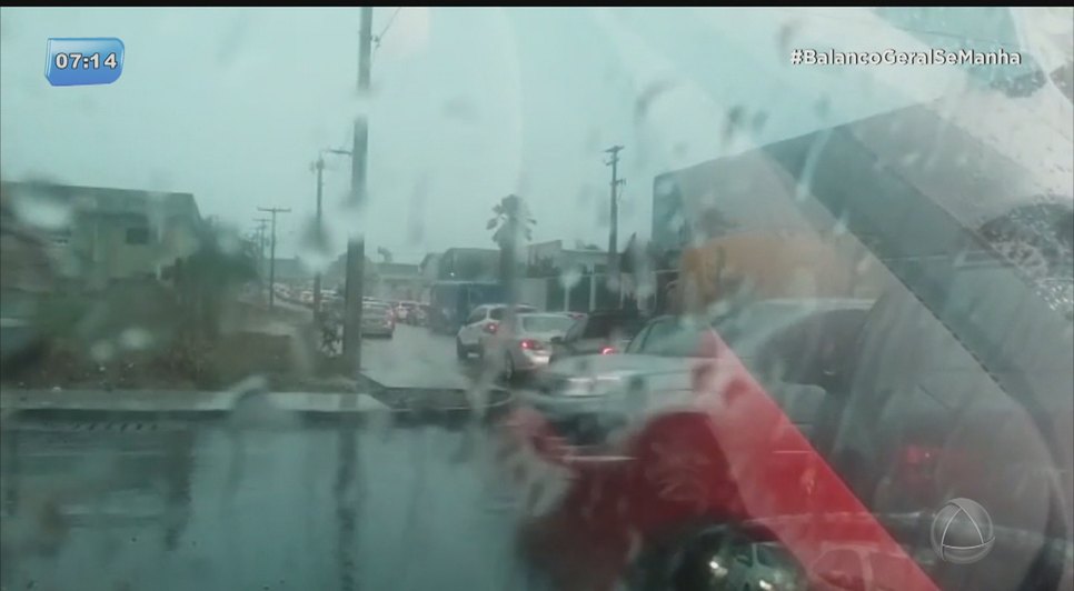 Com chuva e trânsito restrito, avenida Quirino tem lentidão 
