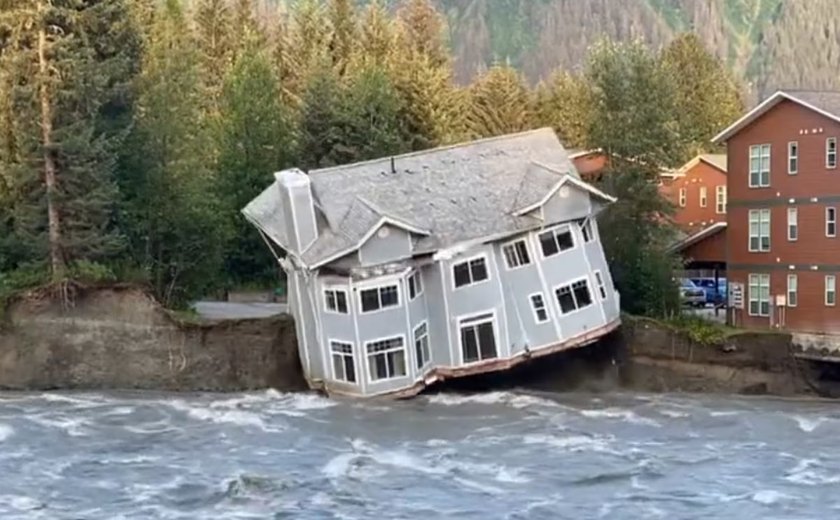 Derretimento de geleira no Alasca faz com que casa caia em rio e seja levada pela correnteza