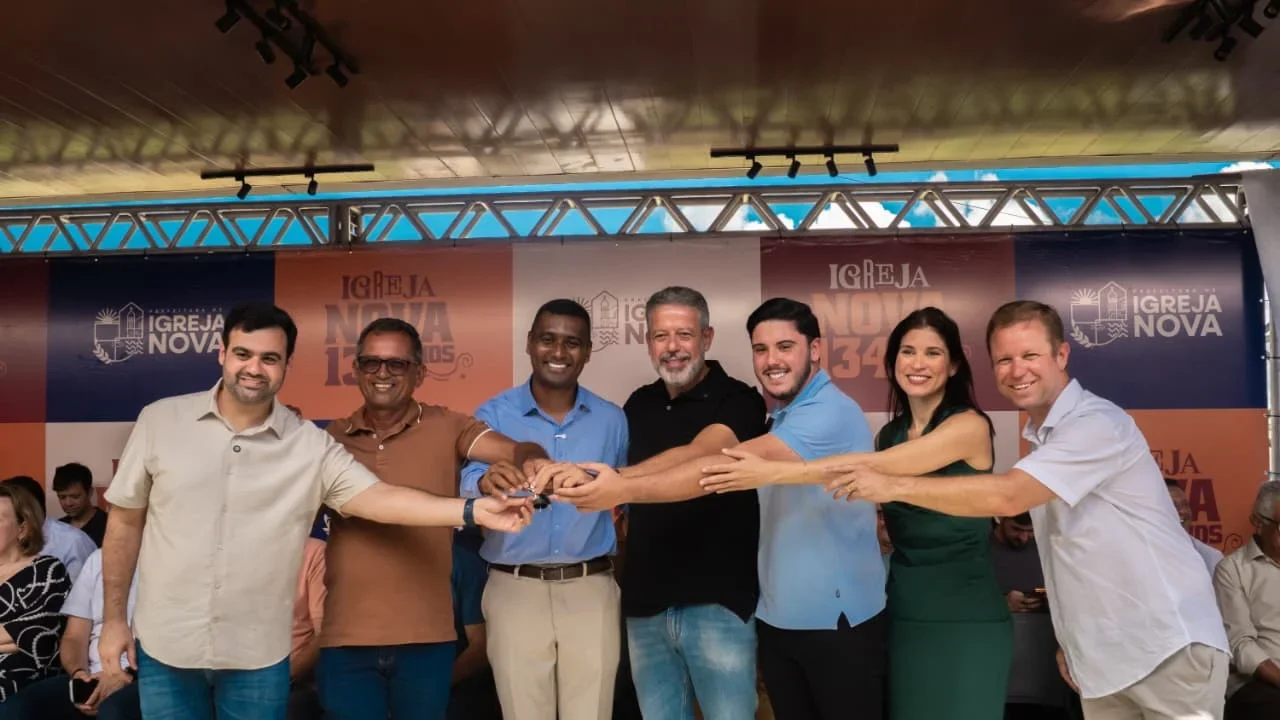 Em Igreja Nova, Arthur Lira entrega retroescavadeira anfíbia e fortalece perímetros irrigados do São Francisco