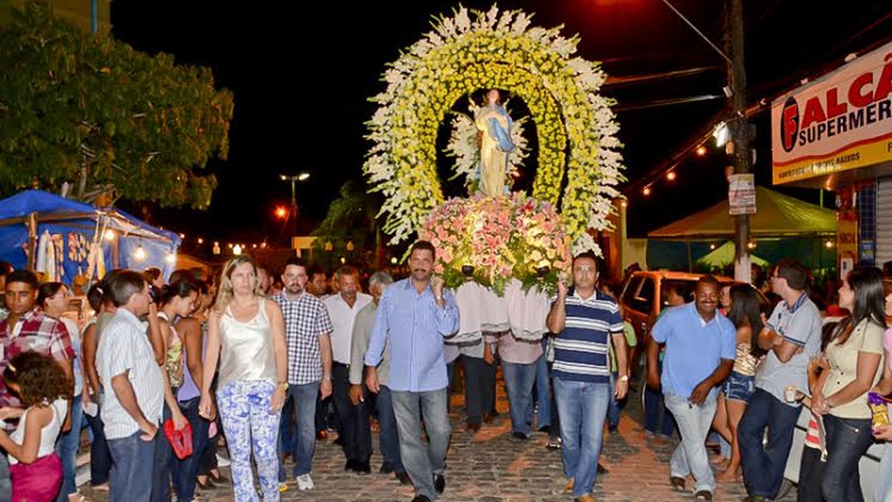 Procissão de Nossa Senhora da Conceição reúne centenas de fiéis em Limoeiro de Anadia