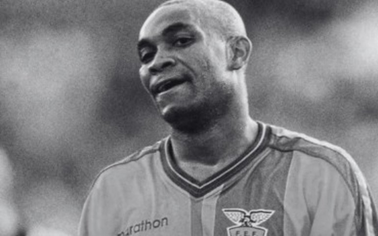 Morre ex-lateral da seleção equatoriana da Copa de 2002 após luta contra câncer no estômago