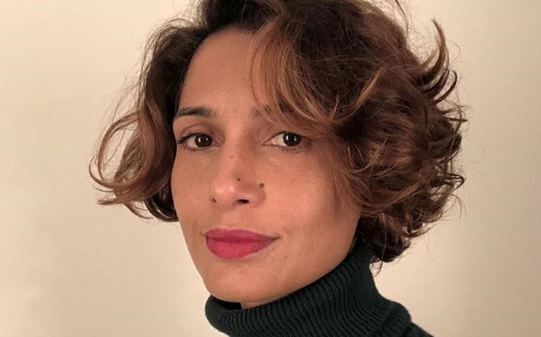 Camila Pitanga é vacinada contra covid-19 mostrando cartaz #Fora Bolsonaro&#8217;