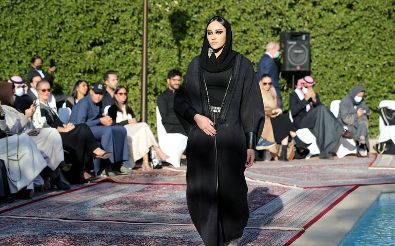 França proíbe uso de túnica muçulmana nas escolas