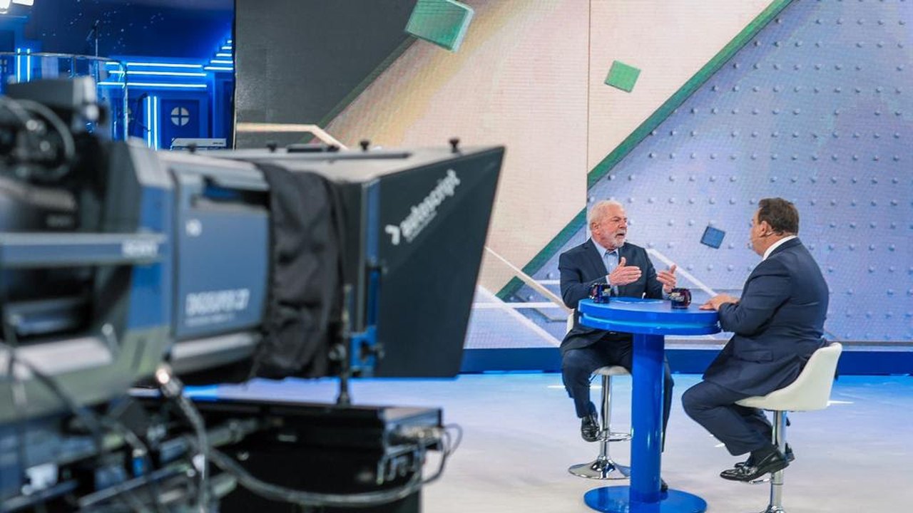 No Ratinho, Lula explica que obras no exterior geram lucro para o Brasil