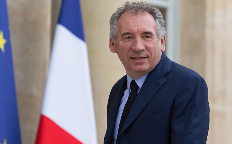 Com apenas 1 mês no cargo, primeiro-ministro da França terá moção de censura analisada no Parlamento