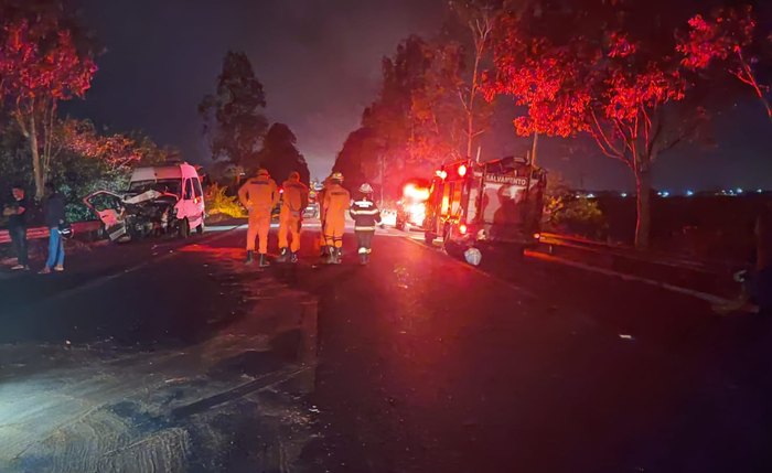 Bombeiros durante uma ocorrência na estrada