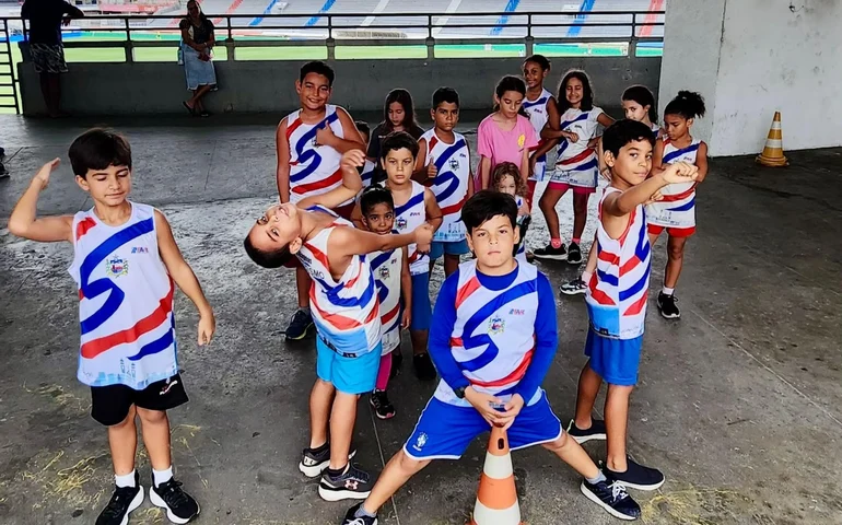 Escolinha de atletismo gratuita mobiliza crianças e agita as tardes no estádio Rei Pelé