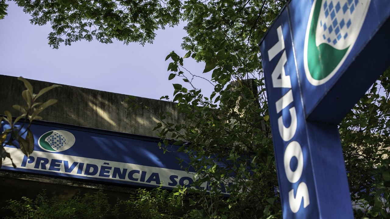 Fraude no INSS: policial federal suspeito de participar do esquema escondia US$ 200 mil em espécie