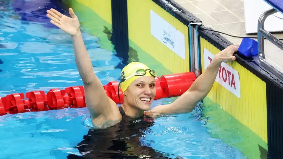Carol Santiago é tricampeã mundial dos 100m costas em Singapura