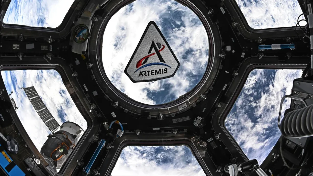 Banheiro da missão Artemis II, localizada na Lua, voltou a funcionar para alívio dos astronautas após um conserto realizado durante a noite