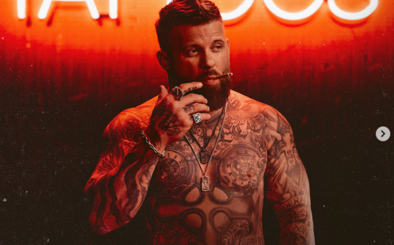 Cantor interrompe show, ajuda no parto da esposa e volta para cantar: 'Noite louca'